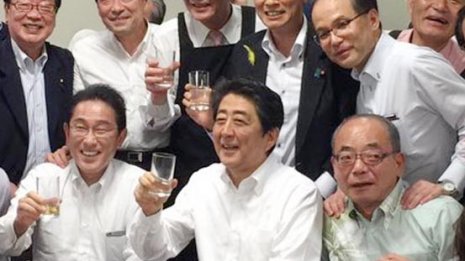 豪雨災害時に乾杯で謝罪 西村官房副長官は誰に謝ったのか