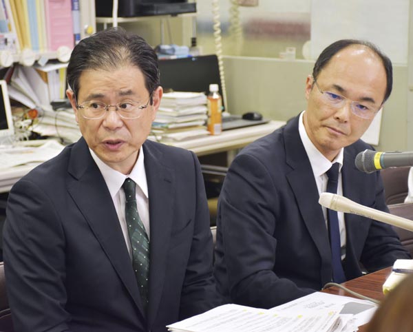 記者会見する東日本銀行の常務ら（Ｃ）共同通信社