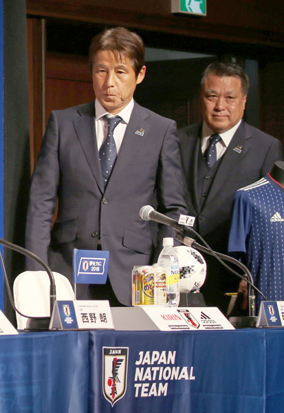 田嶋会長（右）にはサポーターからの不満も少なくない（Ｃ）日刊ゲンダイ