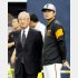 辞任した老川オーナー（左）と高橋監督（Ｃ）日刊ゲンダイ