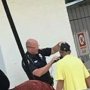 市民喝采！ 米警官がホームレスのヒゲを剃ってあげたワケ