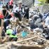 土砂の撤去作業をする住民やボランティア（Ｃ）共同通信社