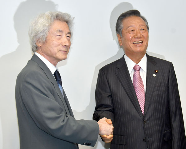 小泉元首相（左） 自由党の小沢共同代表と「脱原発」で意気投合（Ｃ）日刊ゲンダイ
