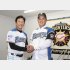 トレードでロッテから日本ハムに移籍した藤岡（右）と栗山監督（Ｃ）共同通信社