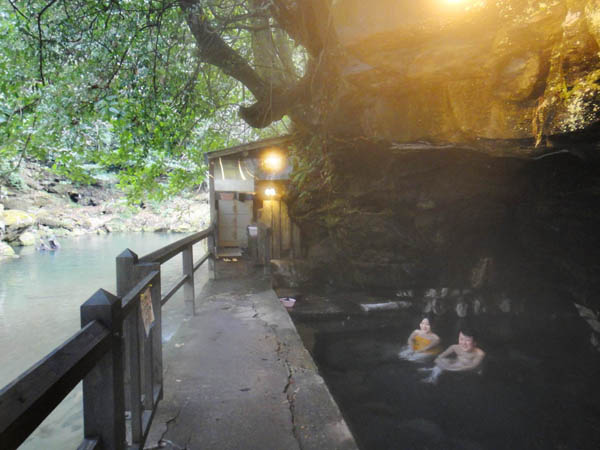 壁湯天然洞窟温泉（提供写真）