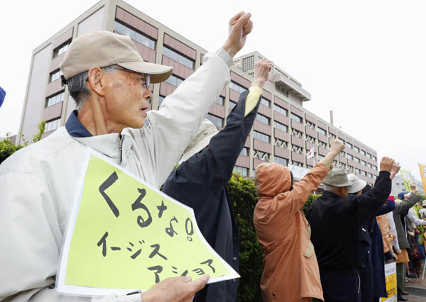 イージス・アショア配備に反対し、秋田県庁前で気勢を上げる人たち（Ｃ）共同通信社