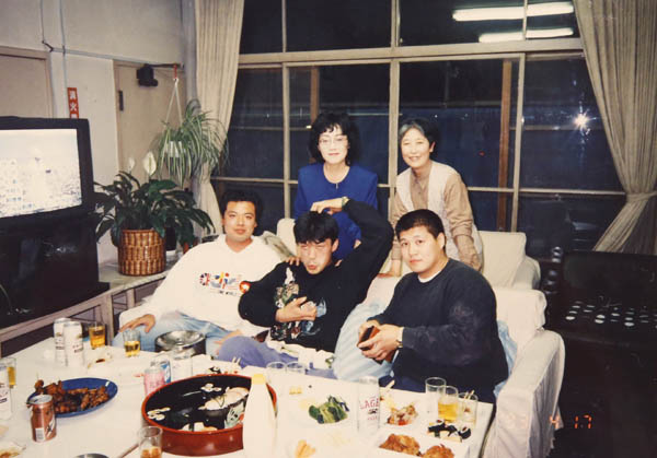 浜田山の独身寮で（前列中央が吉田さん、後列左が松村さん）（提供写真）