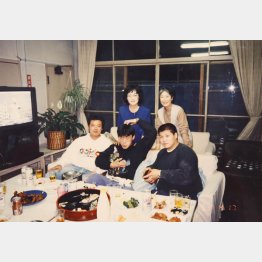 浜田山の独身寮で（前列中央が吉田さん、後列左が松村さん）（提供写真）