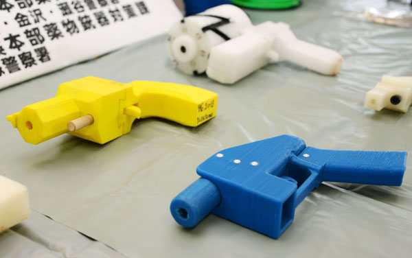 神奈川県警が押収した３Ｄプリンターで造った殺傷能力のある樹脂製の銃（Ｃ）共同通信社