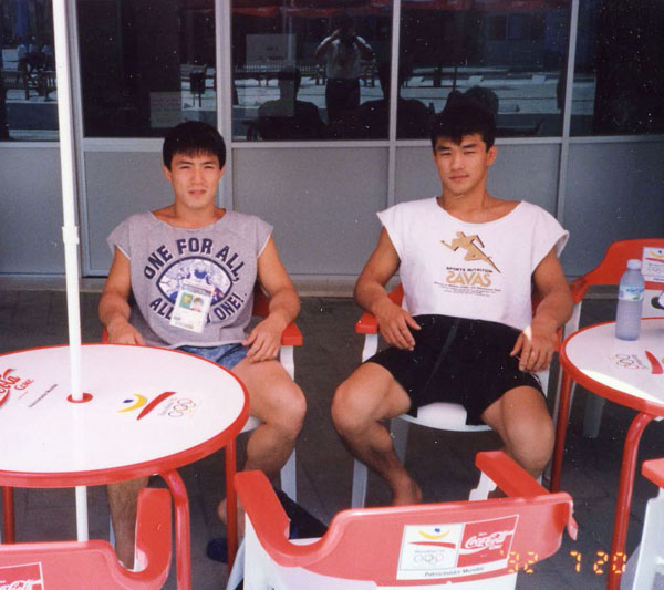 先輩の古賀捻彦（左）と２人で金メダル（バルセロナ五輪で）（提供写真）