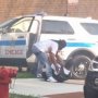パトカーが事故…警察官を救出した黒人男性に“賛否両論”