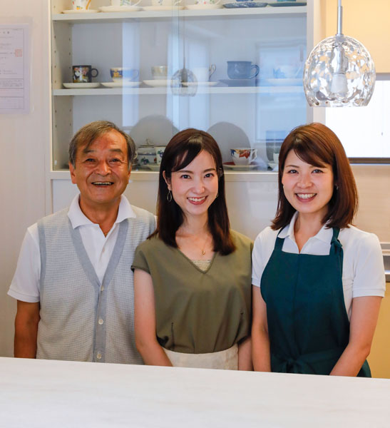 オーナーの幸雄さん、娘の麻衣子さん、従業員の渡佳奈さん（左から）（Ｃ）日刊ゲンダイ