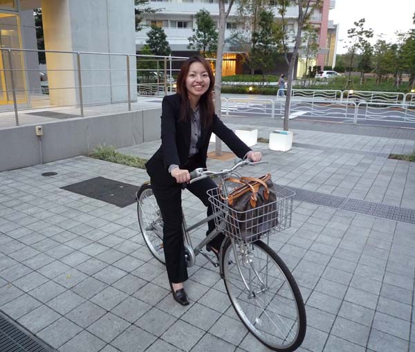 会社設立当時。銀座かいわいの顧客のもとに行く時には自転車を使っていた。（提供写真）