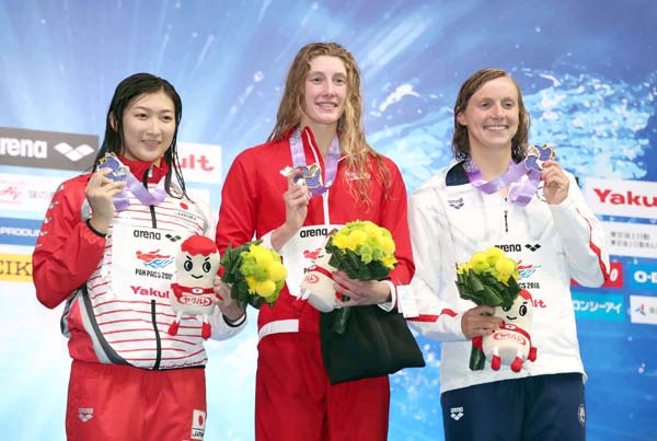 日本記録更新で、自身初となる国際大会のメダルを手にした池江瑠花子。テイラー・ラック（中）、ケイティ・レデッキー（右）と（Ｃ）日刊ゲンダイ