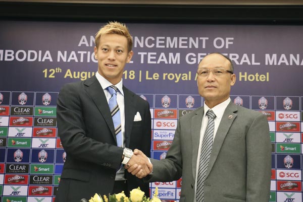 カンボジア協会会長と握手する本田圭佑（左）／（Ｃ）共同通信社