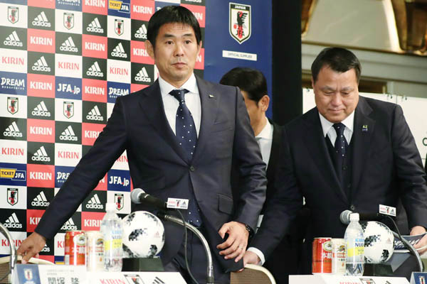 森保監督（左）と日本サッカー協会・田嶋会長（Ｃ）日刊ゲンダイ