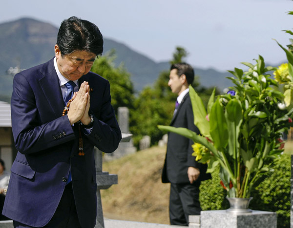 父・晋太郎元外相の墓前で手を合わせる安倍首相（Ｃ）共同通信社