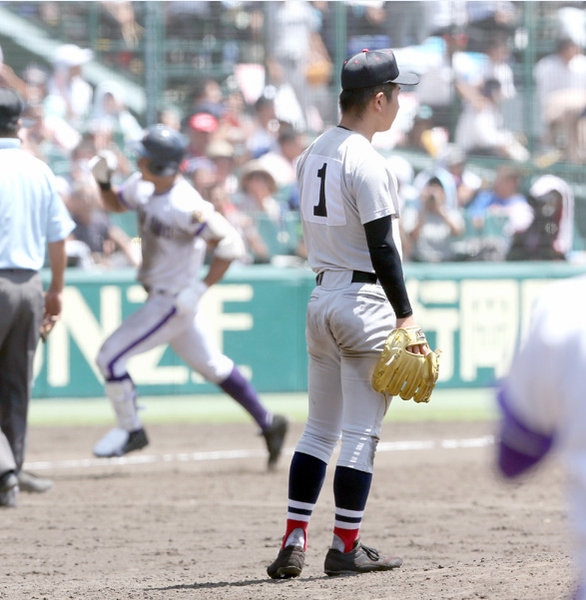 横浜・板川投手は８回裏に逆転３ランを浴び呆然（Ｃ）日刊ゲンダイ