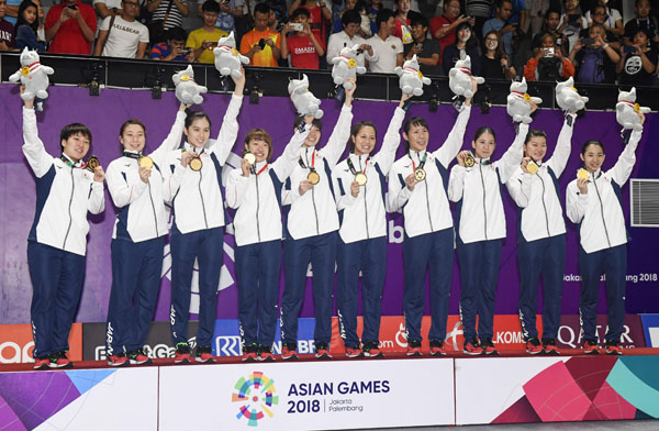 表彰式で金メダルを手に笑顔の日本チーム（Ｃ）共同通信社