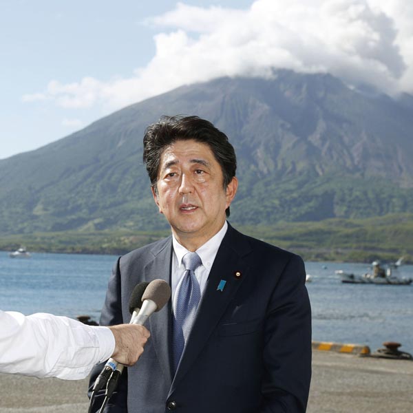 桜島を背に自民党総裁選への立候補を正式表明（Ｃ）共同通信社