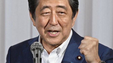 仰々しかった総裁選会見 安倍首相が維新を気取る気味悪さ