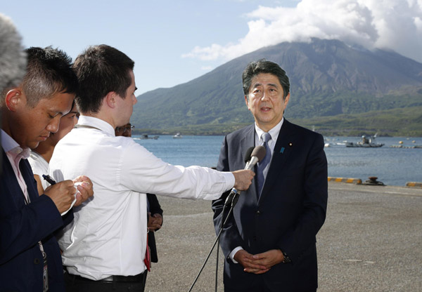 桜島を背に、自民党総裁選への立候補を正式に表明する安倍首相（Ｃ）共同通信社