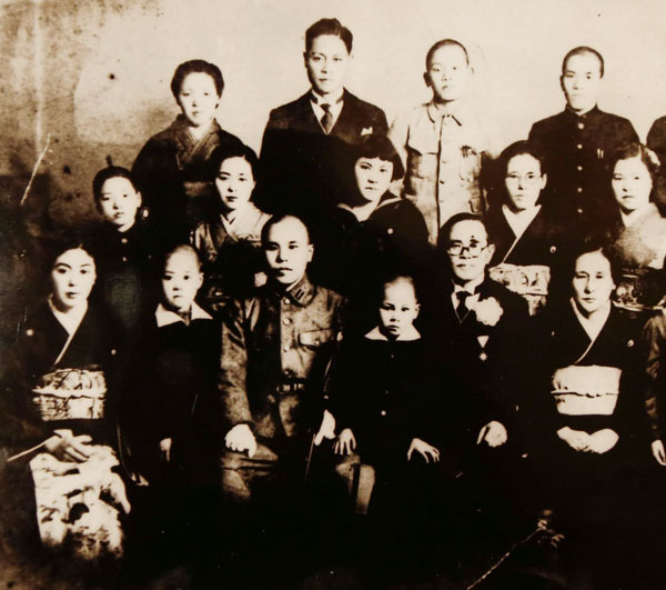 三木さんは前列左から２番目、祖父母は前列右から１番目と２番目。父は後列左から２番目、母は中列右から２番目（提供写真）