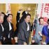 後方ではスマホをいじる出席者も（Ｃ）日刊ゲンダイ