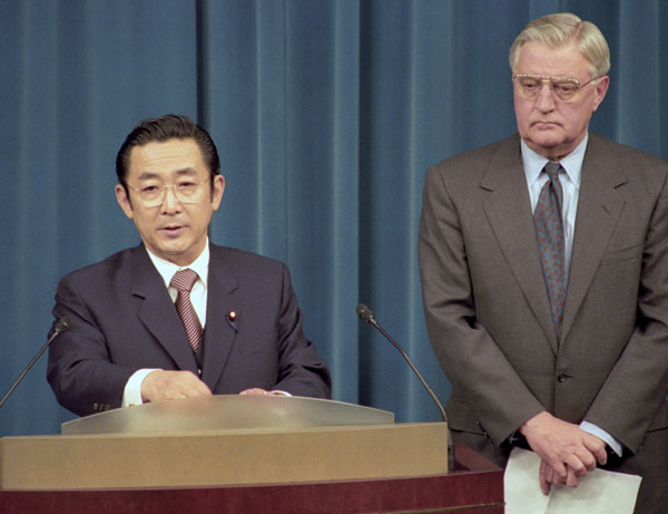 １９９６年４月、米軍普天間飛行場の全面返還合意を発表する橋本首相とモンデール大使（首相官邸）（Ｃ）共同通信社