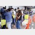食料品などを求めて長蛇の列（Ｃ）共同通信社