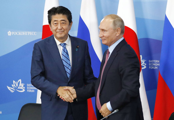 共同記者発表を終え、ロシアのプーチン大統領（右）と握手する安倍首相（Ｃ）共同通信社