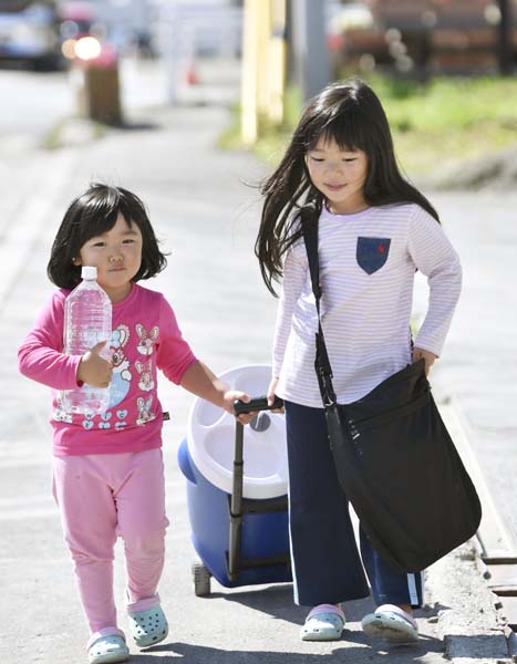 北海道厚真町で、避難所から自宅へ水を運ぶ姉妹（Ｃ）共同通信社