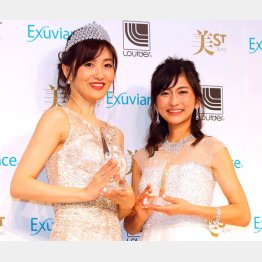 グランプリの梅本理恵さん（左）と準グランプリの橋爪美香さん／（Ｃ）日刊ゲンダイ
