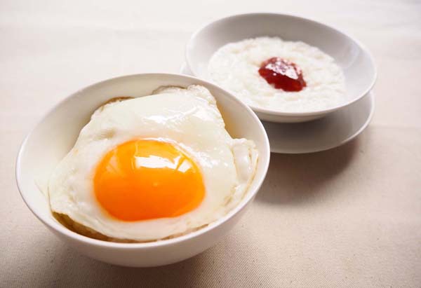 目玉焼きのせご飯とミルク粥（カーシャ）（Ｃ）日刊ゲンダイ