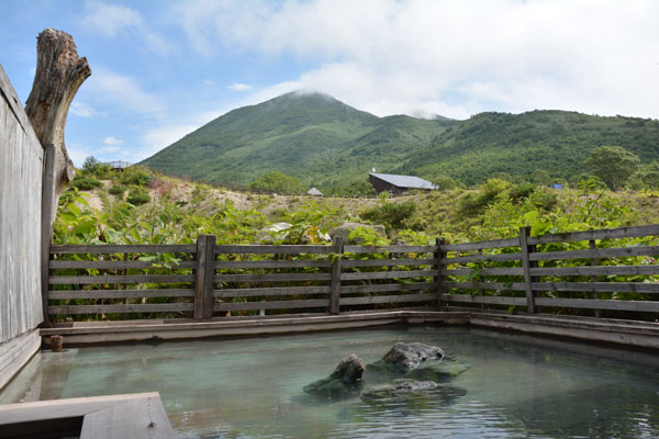 山が一望できるニセコ五色温泉（提供写真）