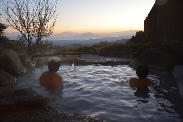 「旅行人山荘」の露天風呂（提供写真）