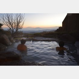 「旅行人山荘」の露天風呂（提供写真）