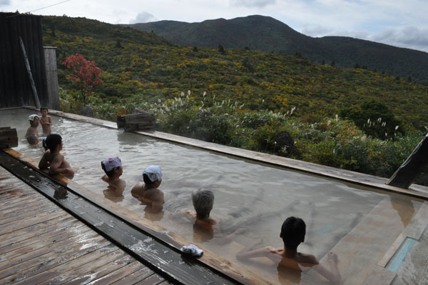 「栗駒山荘」の展望大浴場（提供写真）