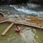 新潟県・赤湯温泉 クルマでは行けない川沿いの絶景露天