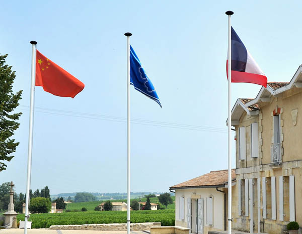 中国国旗がたなびく仏ボルドーのワイナリー（Ｃ）共同通信社
