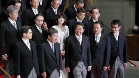 “右寄り”すぎる「全員野球内閣」 投げるボールも危険球