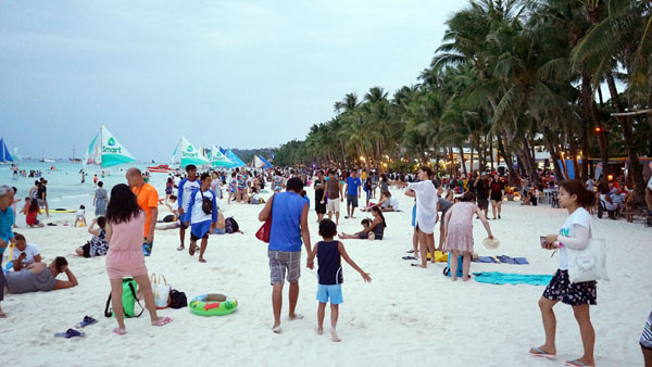 観光客でにぎわうフィリピン・ボラカイ島のビーチ（Ｃ）ＮＮＡ／共同通信イメージズ