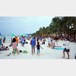観光客でにぎわうフィリピン・ボラカイ島のビーチ（Ｃ）ＮＮＡ／共同通信イメージズ