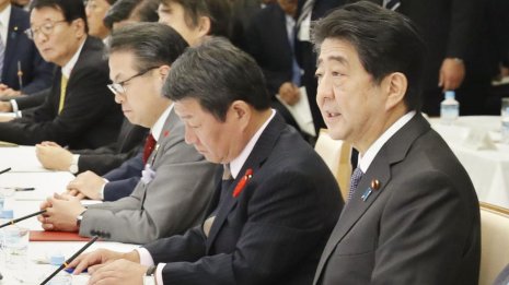 なぜ庶民は怒らないのか 「死ぬまで働け」という安倍政治