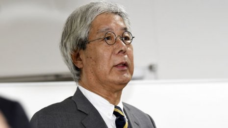 加計会見で注目 “低音ボイス×ロイド眼鏡”の司会者の正体