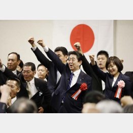 2018年8月、自民党山口県連の集会で、気勢を上げる安倍首相（Ｃ）共同通信社