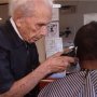 「長生きの秘訣？」107歳で現役バリバリ理髪師の答えに涙
