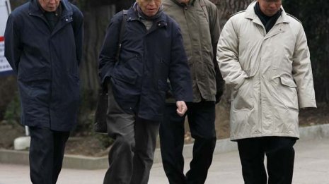 年金カット、低賃金…「70歳まで働く社会」の悲惨な風景