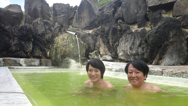 「国見温泉石塚旅館」の混浴露天風呂（提供写真）