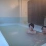 嶽温泉・田沢旅館 水色の湯船が印象的なひなびた内湯